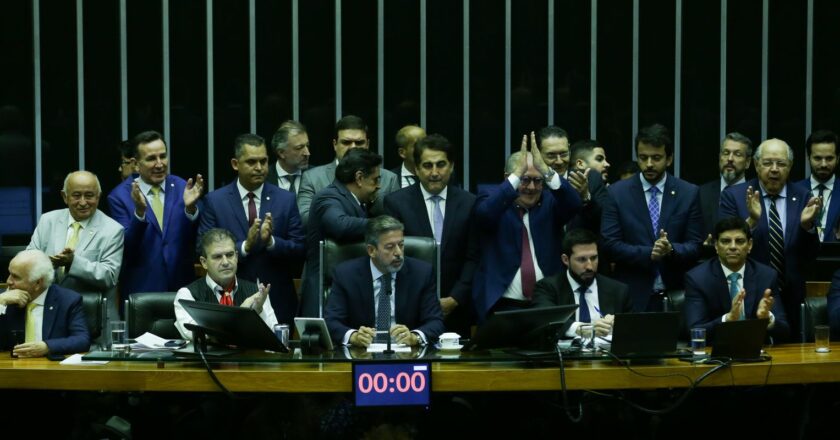 Câmara aprova texto-base da reforma tributária com trava no IVA