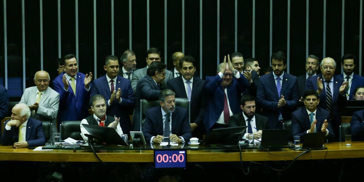 Câmara aprova texto-base da reforma tributária com trava no IVA