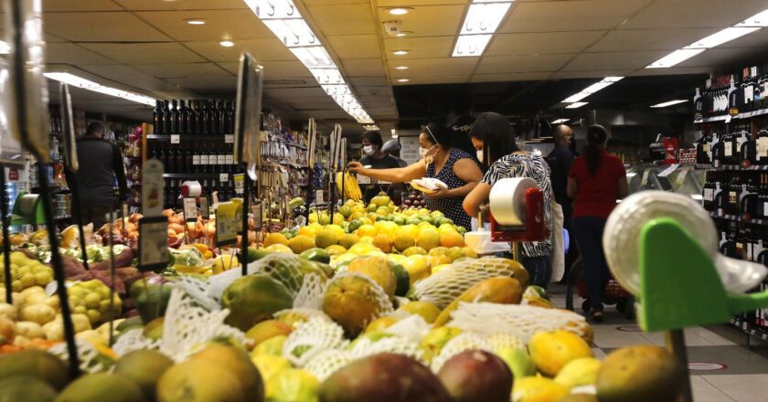 Com alta de 1,2% em maio, comércio cresce pelo 5º mês seguido