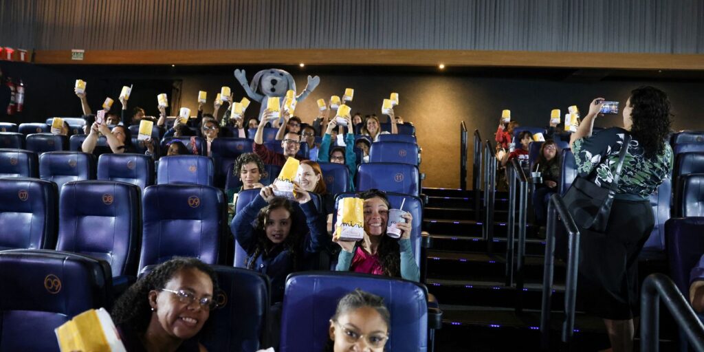 Crianças em tratamento em institutos federais ganham sessão de cinema