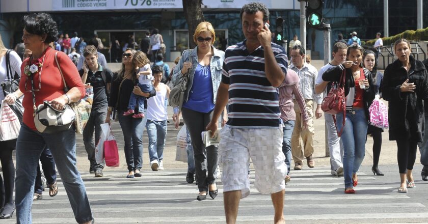 Desemprego cai para 6,9%, menor índice do trimestre desde 2014