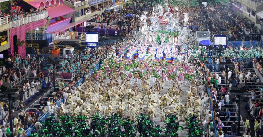 Escolas de samba se despedem da carnavalesca Rosa Magalhães