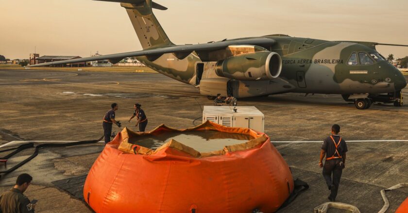 FAB lança 336 mil litros de água para combater incêndios no Pantanal