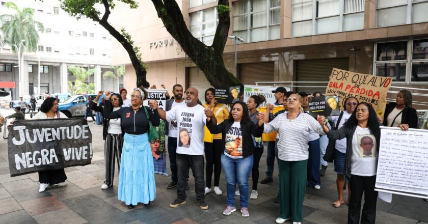 Família de João Pedro protesta contra decisão que absolveu policiais