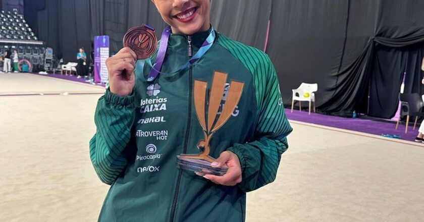 Ginasta Bárbara Domingos fatura bronze em etapa da Copa do Mundo