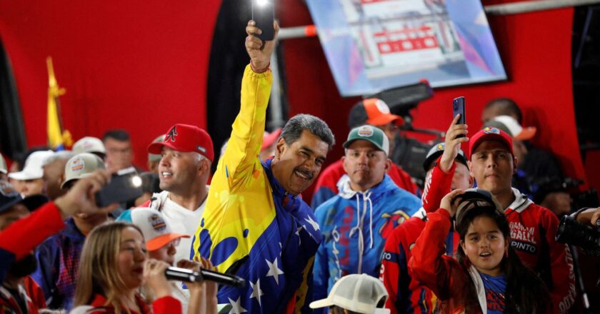 Maduro é proclamado presidente da Venezuela e acusa golpe de Estado