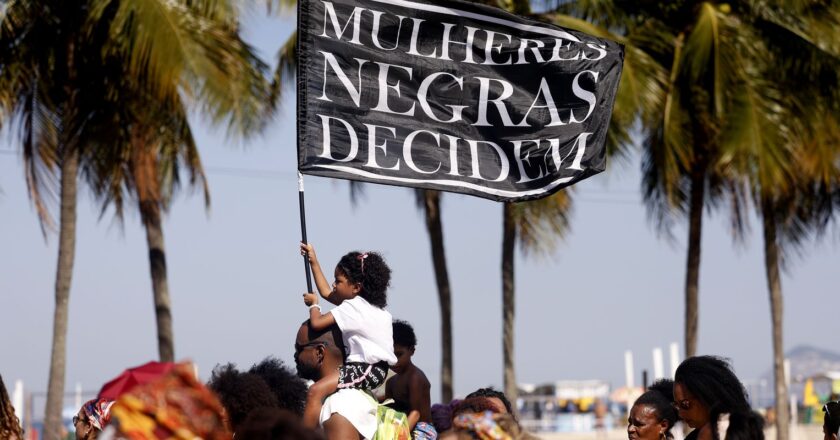 Marcha das mulheres negras une gerações na orla do Rio de Janeiro