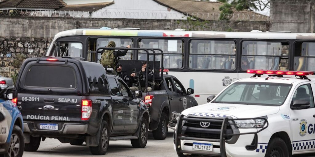 Operação policial no Rio tem prisões e apreensões de armas e drogas