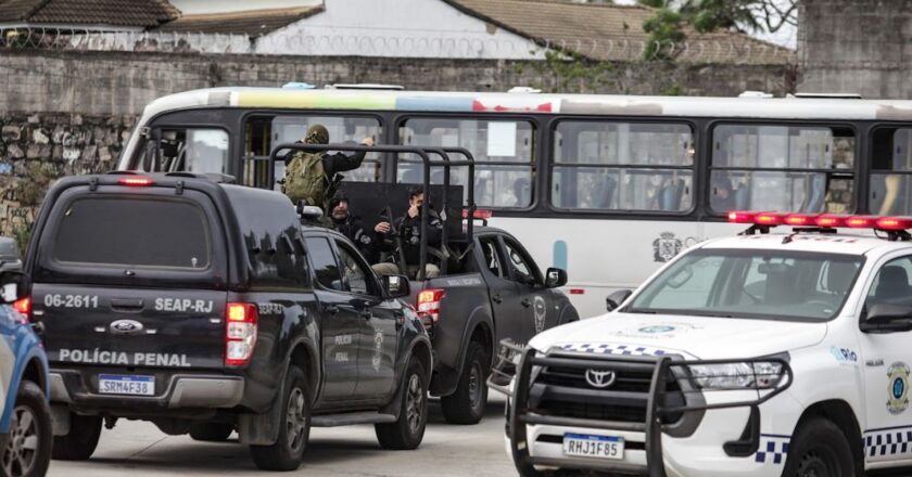 Operação policial no Rio tem prisões e apreensões de armas e drogas