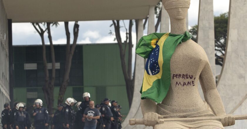 PGR denuncia mulher que escreveu Perdeu, mané em estátua no STF