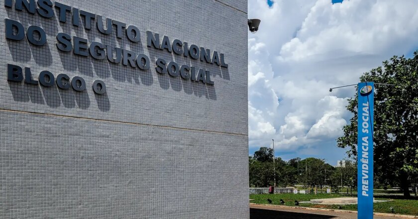 Servidores do INSS entram em greve por tempo indeterminado