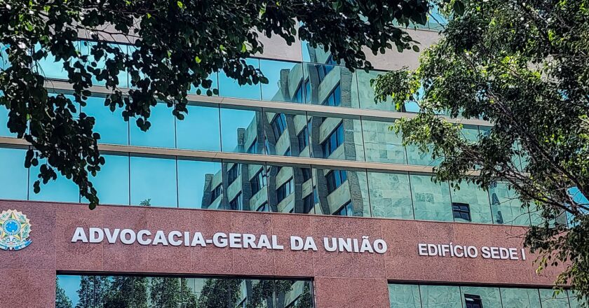 AGU dá parecer contra escolas cívico-militares do RS