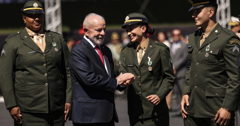 Atletas olímpicos brasileiros são condecorados com medalha do Exército