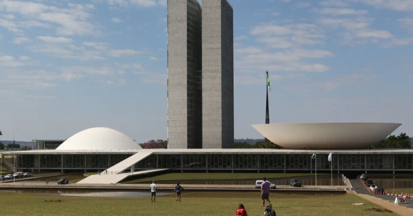 CCJ do Senado aprova PEC que pode reduzir verba para candidatos negros