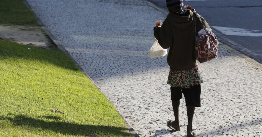 Em dia de luta, defensores públicos atendem morador de rua na calçada