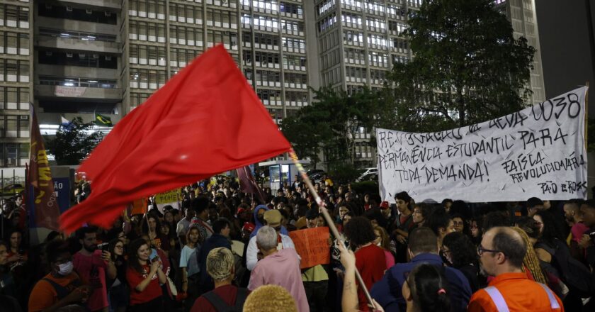 Estudantes voltam a ocupar prédio principal da Uerj