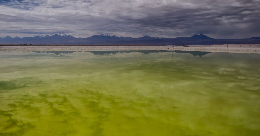 Mineração de lítio afunda lentamente salar do Atacama, diz estudo