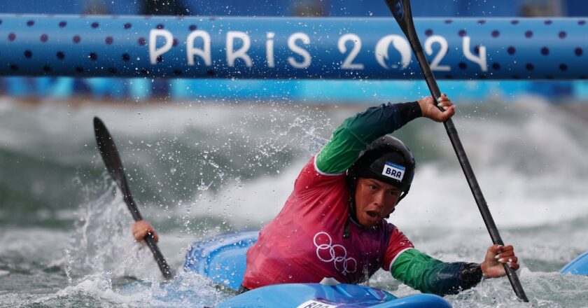 Olimpíada de Paris: Ana Sátila e Pepê avançam no caiaque cross