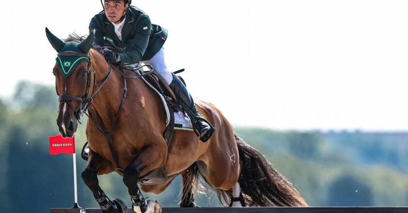 Stephan Barcha é quinto no concurso de saltos do hipismo em Paris