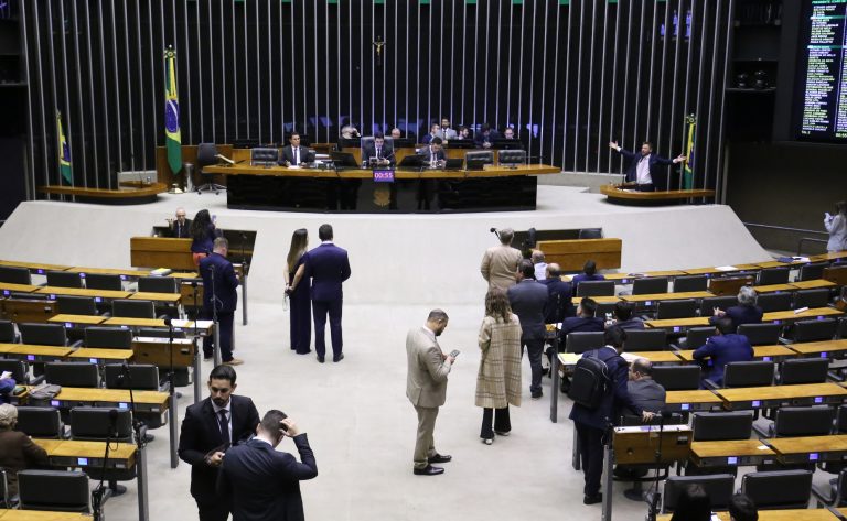 Deputados no Plenário da Câmara durante sessão para discussão e votação de propostas