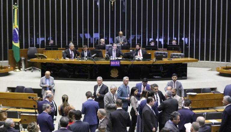 Aprovado texto-base de projeto que aumenta pena para porte de arma de fogo de uso proibido; acompanhe – Notícias