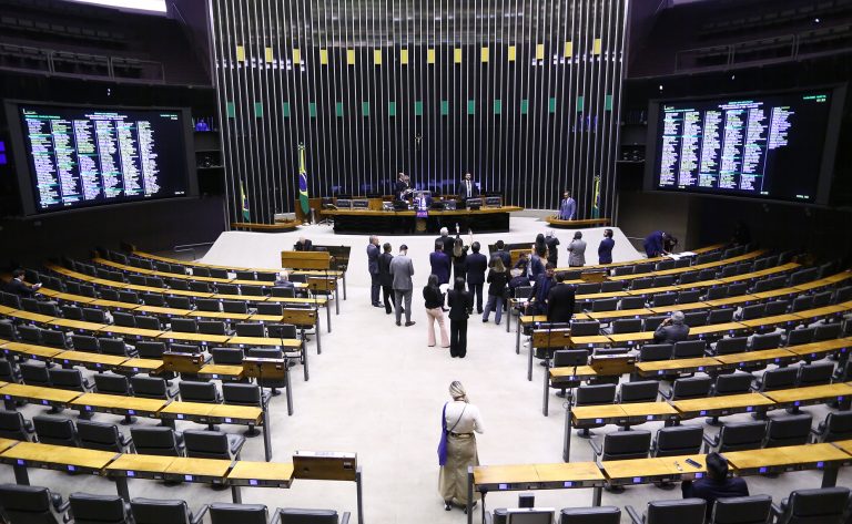 Câmara aprova projeto que aumenta pena para abandono de idoso ou pessoa com deficiência; acompanhe - Notícias