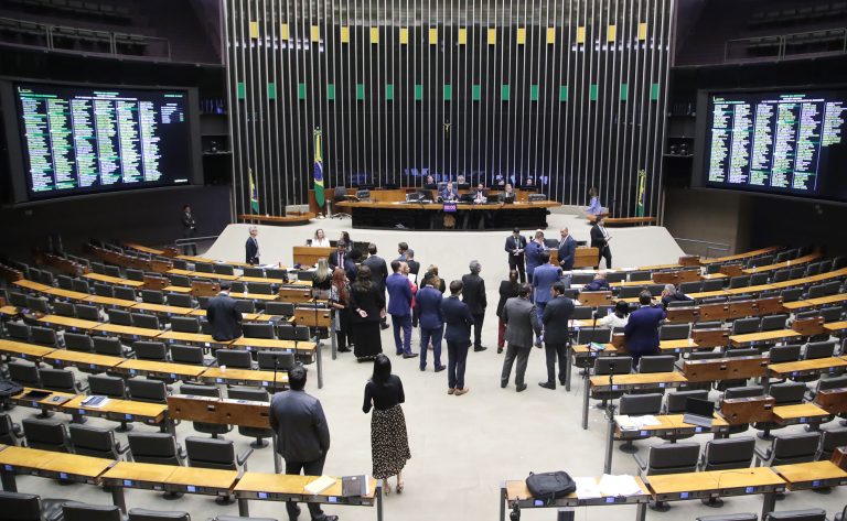 Deputados reunidos no plenário