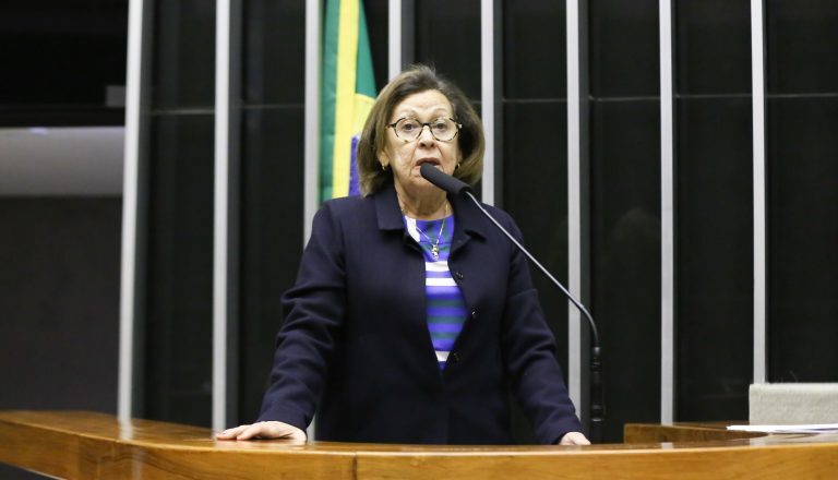 Comissão aprova direito a licença remunerada para professor da rede pública pública fazer pós-graduação – Notícias