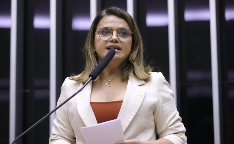 Deputada Helena Lima fala ao microfone