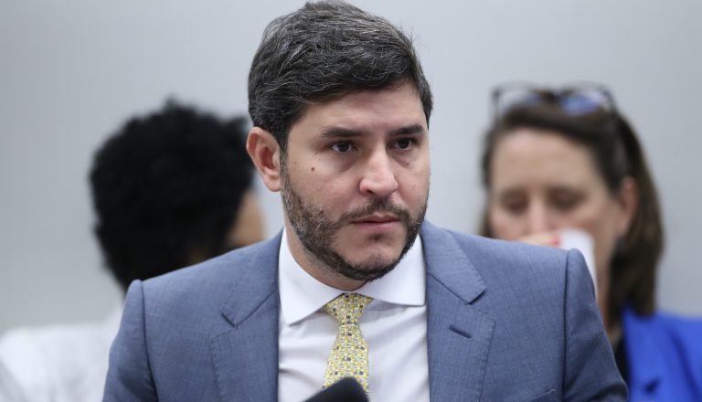 Comissão aprova previsão de programa de intercâmbio para estudantes do ensino médio no exterior – Notícias