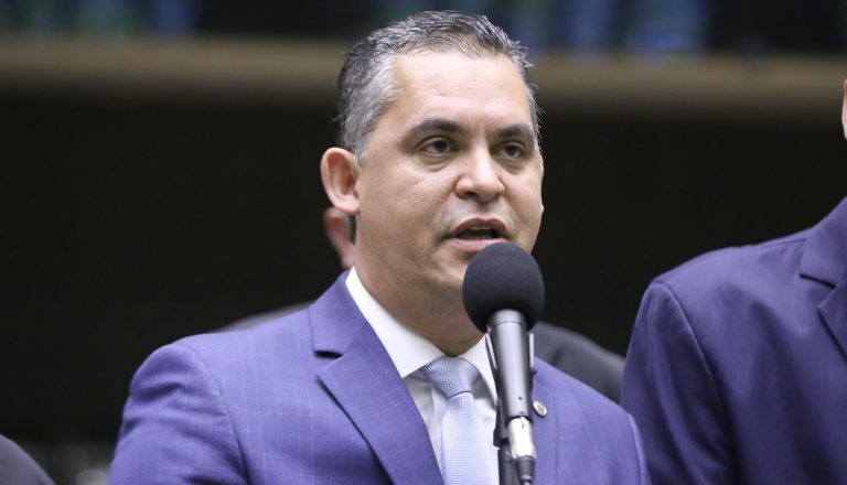 Comissão aprova projeto que define como infração grave atirar objetos para fora do veículo – Notícias