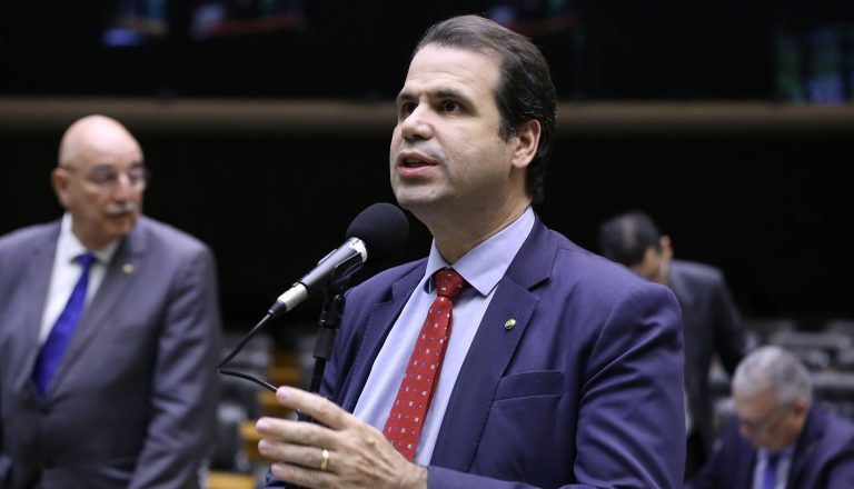 Comissão aprova projeto que exige oferta de material escolar adequado a estudantes com deficiência – Notícias