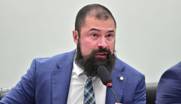 Comissão aprova projeto que reduz para 18 anos a idade mínima para compra de arma de fogo – Notícias