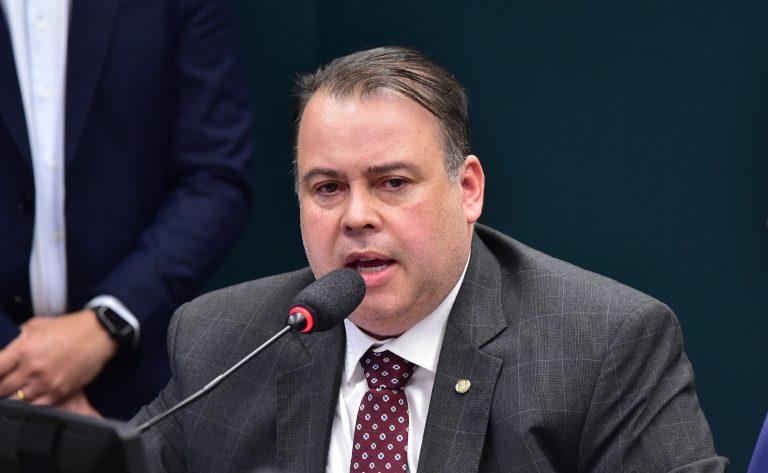 Deputado Julio Cesar Ribeiro fala ao microfone