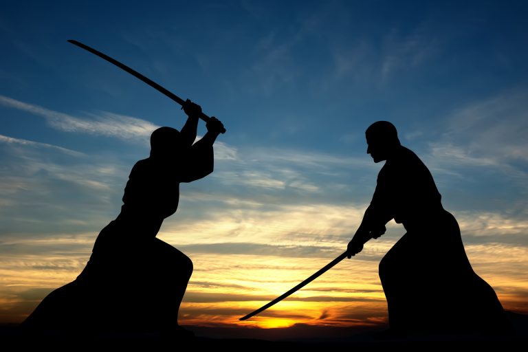 Dois samurais lutam com espadas