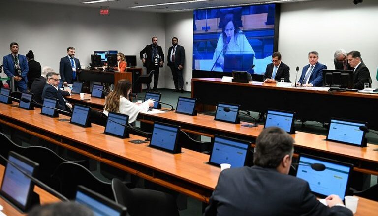 Comissão de Orçamento aprova permissão para governo reduzir Imposto de Renda por tempo indeterminado – Notícias