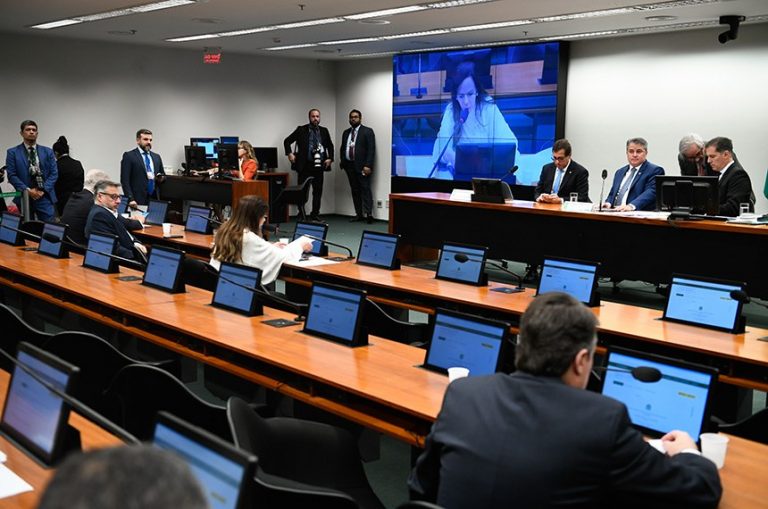 Comissão de Orçamento aprova permissão para governo reduzir Imposto de Renda por tempo indeterminado - Notícias