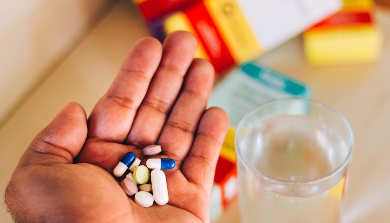 Comissão de Saúde debate riscos da automedicação e importância da assistência farmacêutica – Notícias