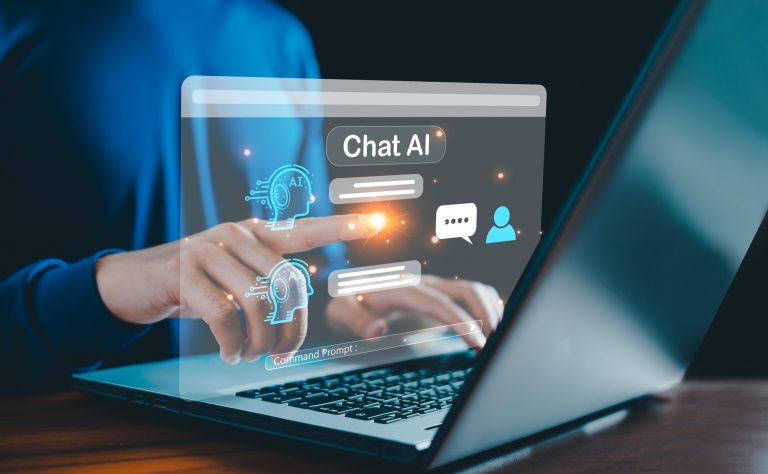 Pessoa usa ferramenta de Inteligência Artificial em computador