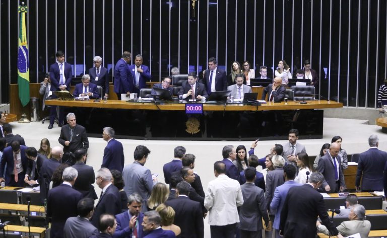 Deliberação de vetos presidenciais.