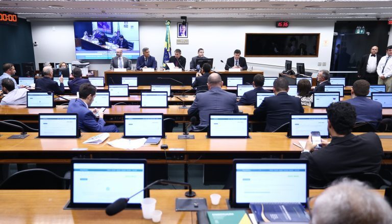 Debatedores criticam proposta de aplicação de regras da União na previdência nos municípios – Notícias