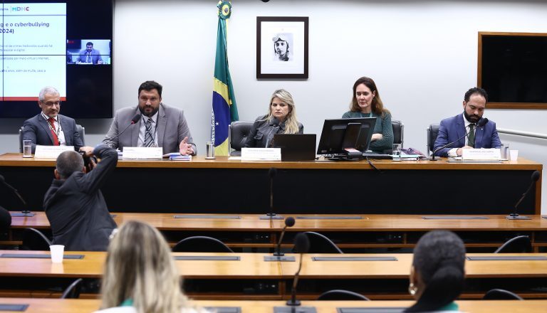 Debatedores defendem conscientização geral sobre riscos para crianças na internet – Notícias