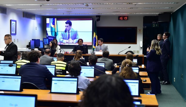 Debatedores divergem sobre transporte de passageiros em moto por aplicativos – Notícias