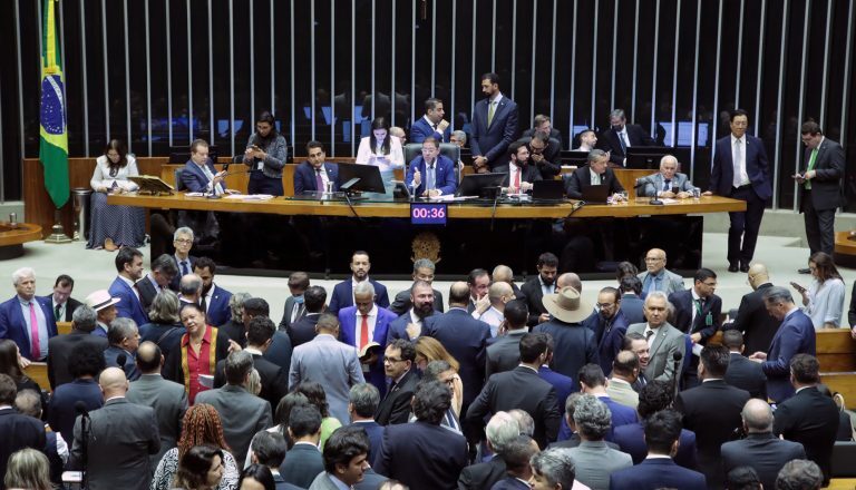 Deputados analisam projeto que reforça medida protetiva em caso de aproximação do agressor; acompanhe – Notícias