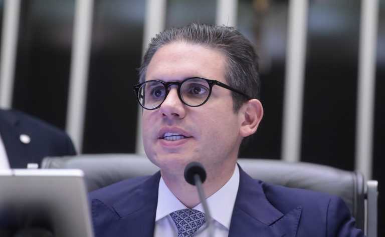 O presidente da Câmara dos Deputados, Hugo Motta, fala ao microfone