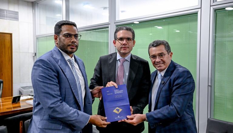 Motta recebe relatório do TCU sobre as contas do governo federal de 2024 – Notícias