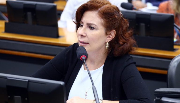 Oposição critica ordem de prisão de Carla Zambelli; PT pede a cassação do mandato da deputada – Notícias