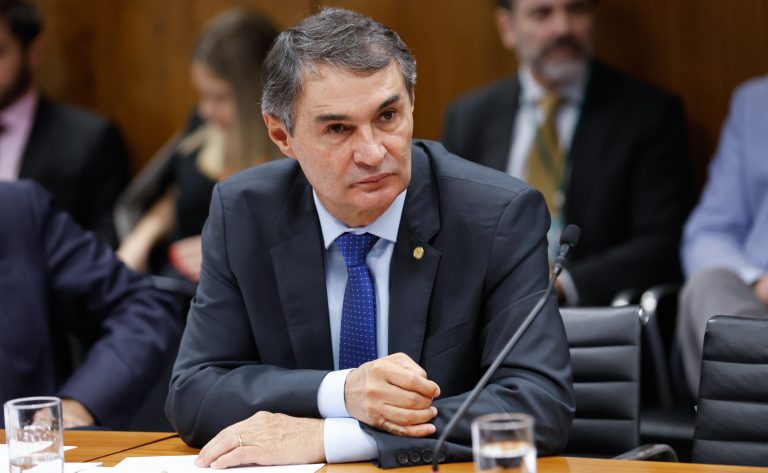 Deputado Romero Rodrigues fala ao microfone