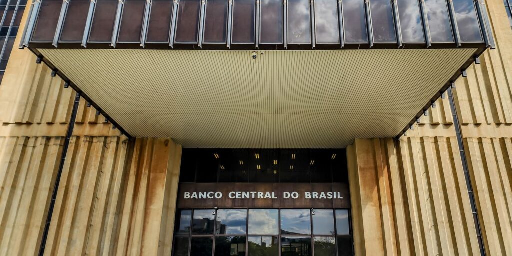 Relatório do BC prevê alta de 2,1% do PIB e queda da inflação em 2025