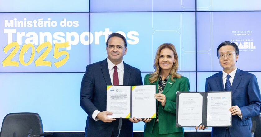 Brasil e China assinam acordo para estudar ferrovia até o Peru